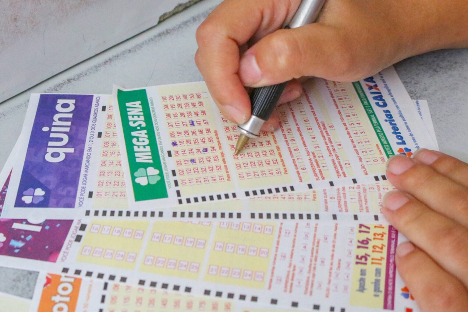 Mega-Sena paga R$ 49 mil para 48 apostas em 17 estados