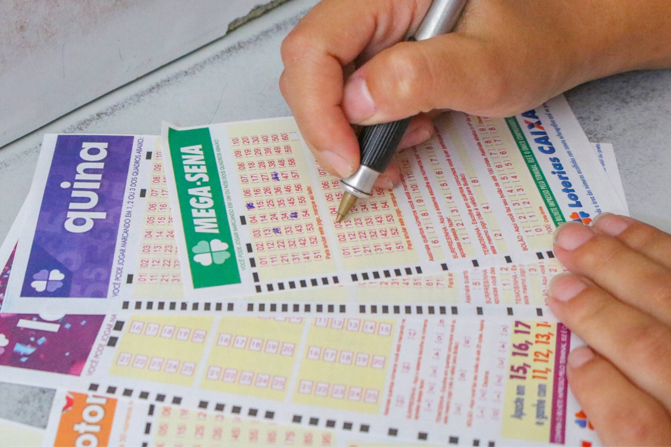 Mega-Sena paga R$ 49 mil para 48 apostas em 17 estados