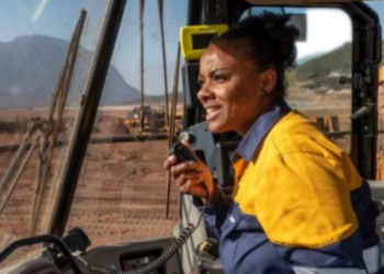 Elas pilotam o futuro: Samarco seleciona mulheres para operar equipamentos pesados