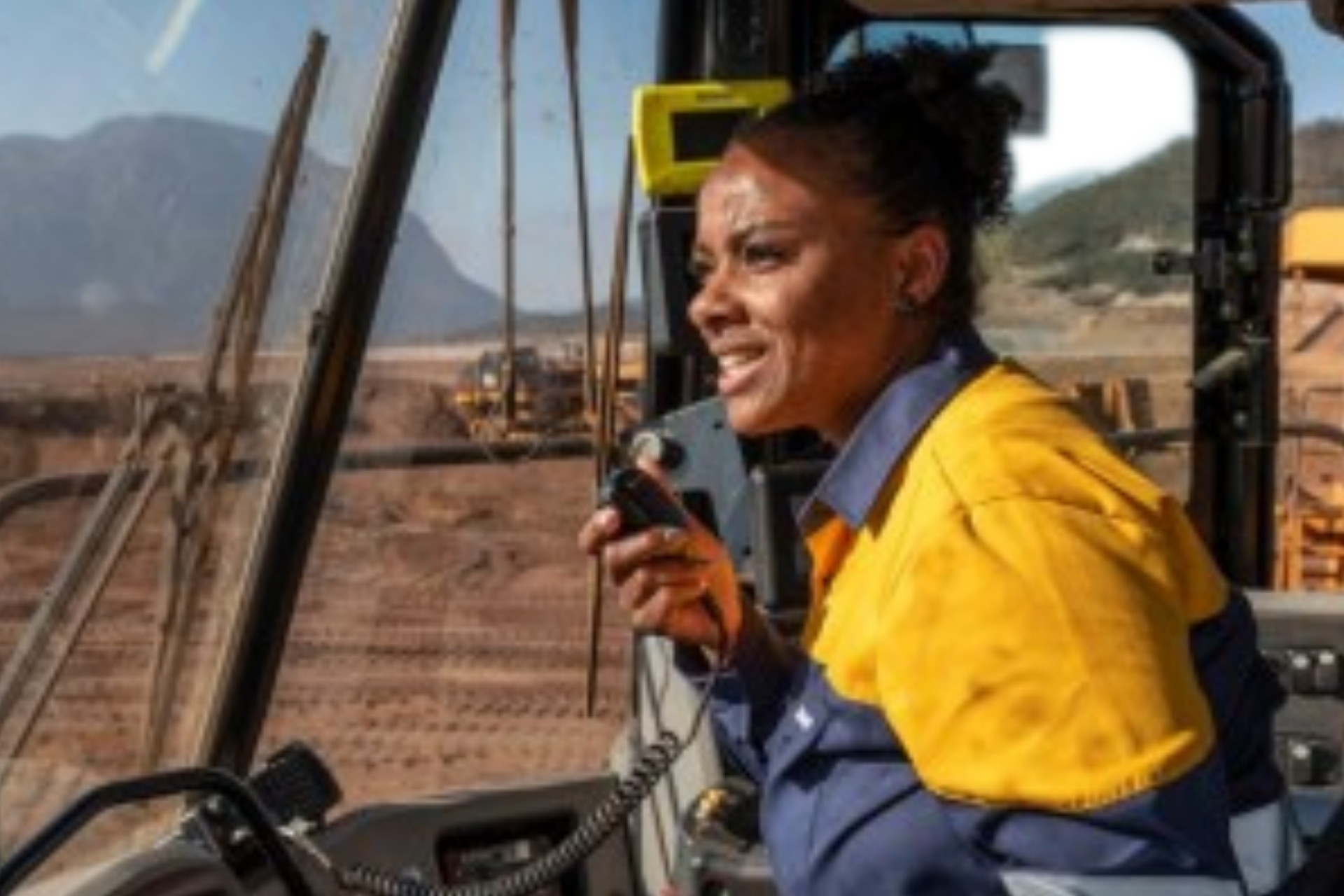 Elas pilotam o futuro: Samarco seleciona mulheres para operar equipamentos pesados