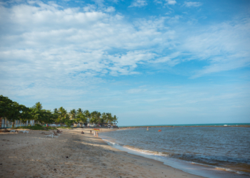 Cidade do litoral amada por mineiros começará a cobrar taxa de visitantes em 2026