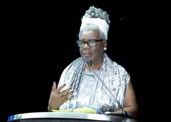 Conceição Evaristo recebe título de Doutora Honoris Causa da UFMG: "Escrever é um exercício de coragem"