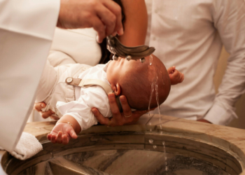 Justiça determina indenização a mãe impedida de assistir ao batizado do filho em Minas Gerais