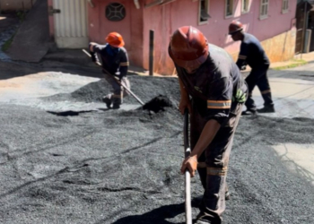 Prefeitura de Ouro Preto intensifica manutenção asfáltica em bairros da cidade