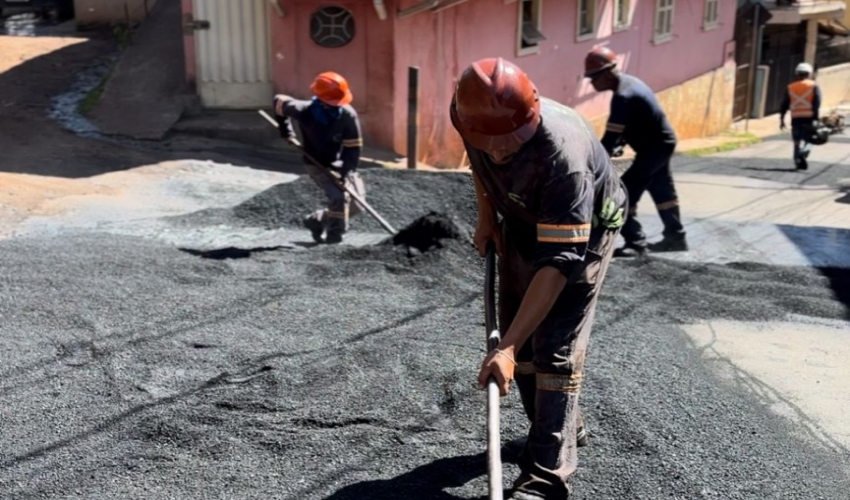 Prefeitura de Ouro Preto intensifica manutenção asfáltica em bairros da cidade