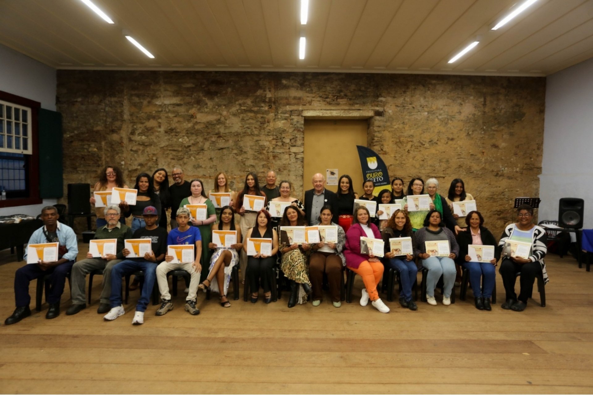 Prefeitura de Ouro Preto entrega certificados a 37 formandos dos cursos de Informática e Cerâmica Fria