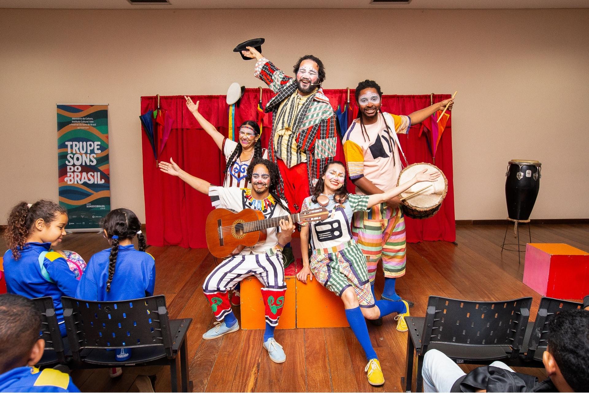 Ouro Preto: Trupe Sons do Brasil leva música, teatro e alegria ao Dia das Crianças em Engenheiro Corrêa