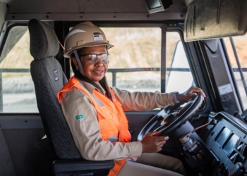 Programa da Kinross capacita mulheres para atuarem na operação de máquinas em Minas