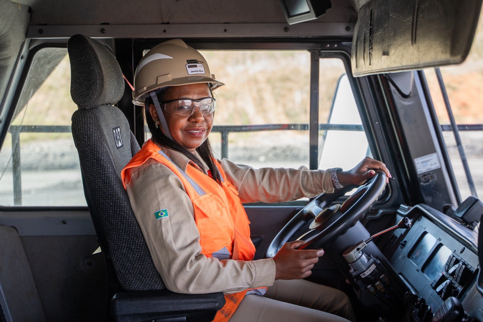 Programa da Kinross capacita mulheres para atuarem na operação de máquinas em Minas
