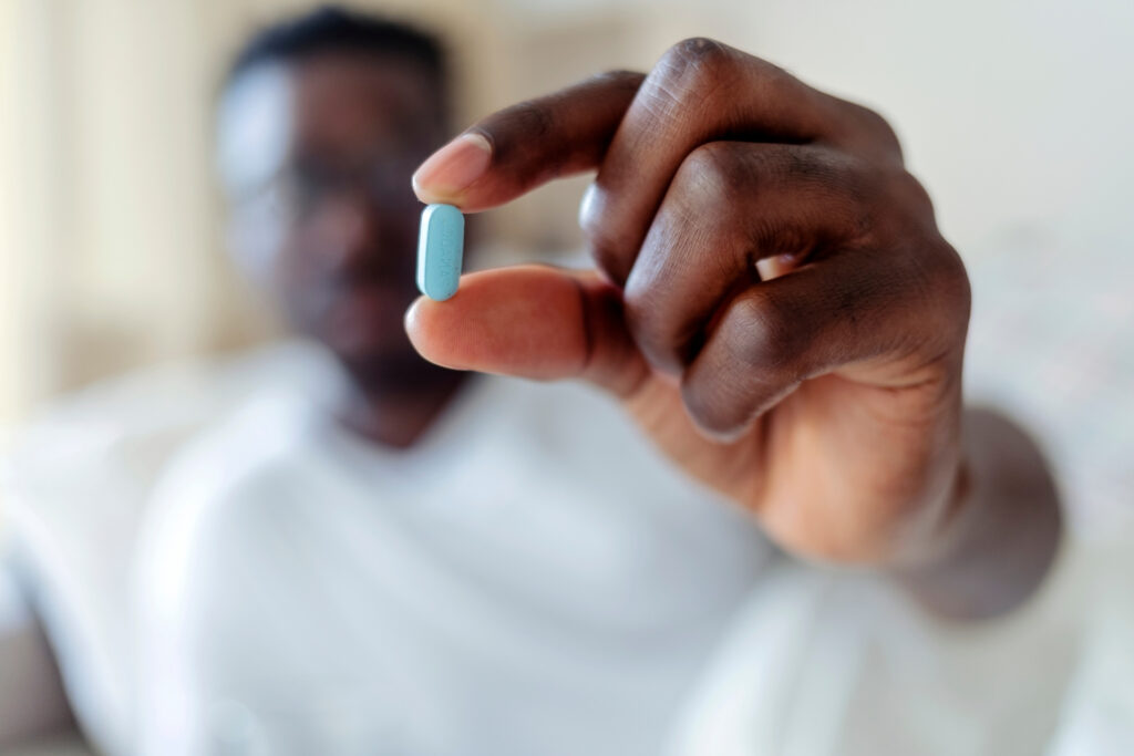 Novo estudo associa medicamento comum para queda de cabelo a risco de depressão e suicídio Medicamento comum para queda de cabelo é associado a risco de depressão e suicídio, aponta estudo