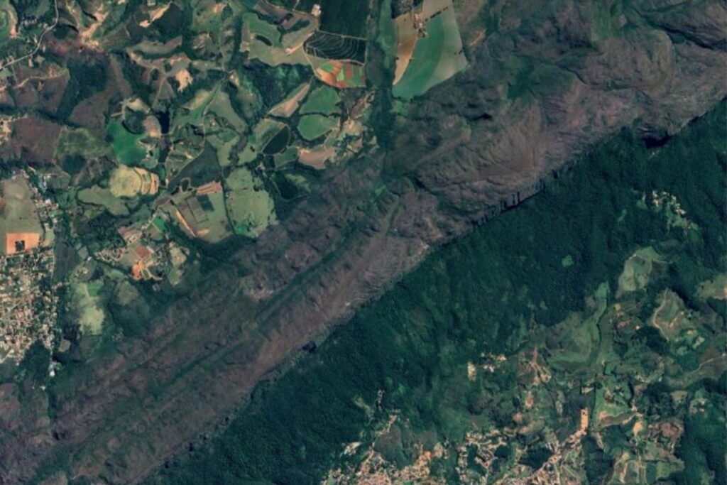 Fogo consome 10% de área protegida e deixa cicatriz em patrimônio ambiental mineiro Fogo consome 10% de área protegida e deixa cicatriz em patrimônio ambiental mineiro