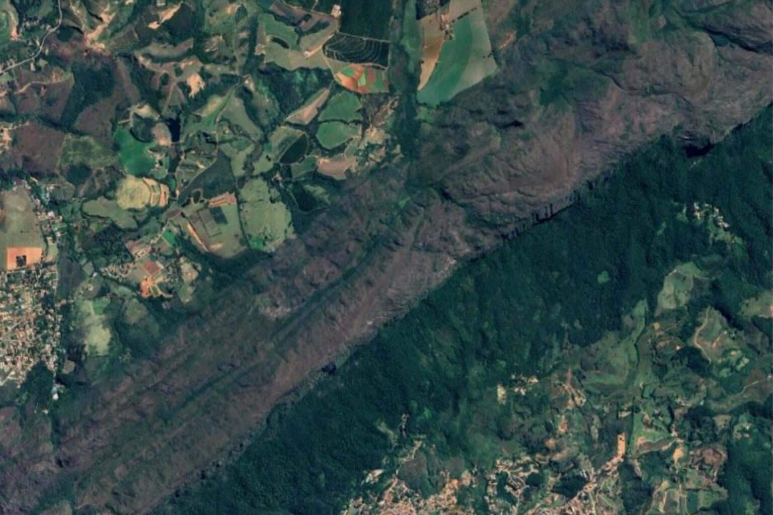 Fogo consome 10% de área protegida e deixa cicatriz em patrimônio ambiental mineiro Fogo consome 10% de área protegida e deixa cicatriz em patrimônio ambiental mineiro