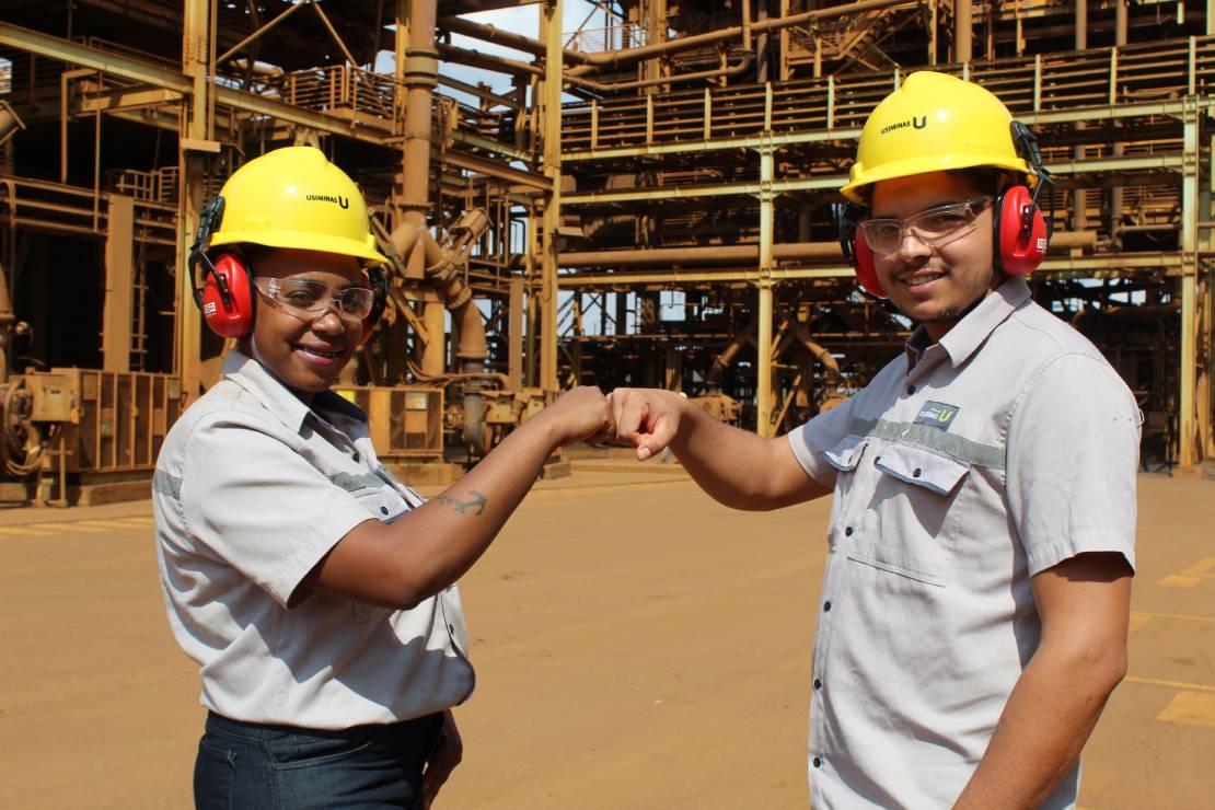 O cadastro nas vagas disponíveis, e também no banco de talentos da Mineração Usiminas, pode ser feito pelo site usiminas.gupy.io. Pelo mesmo site é possível consultar a lista de todas as vagas abertas, os detalhes dessas vagas, e fazer o cadastro para futuras oportunidades na empresa.