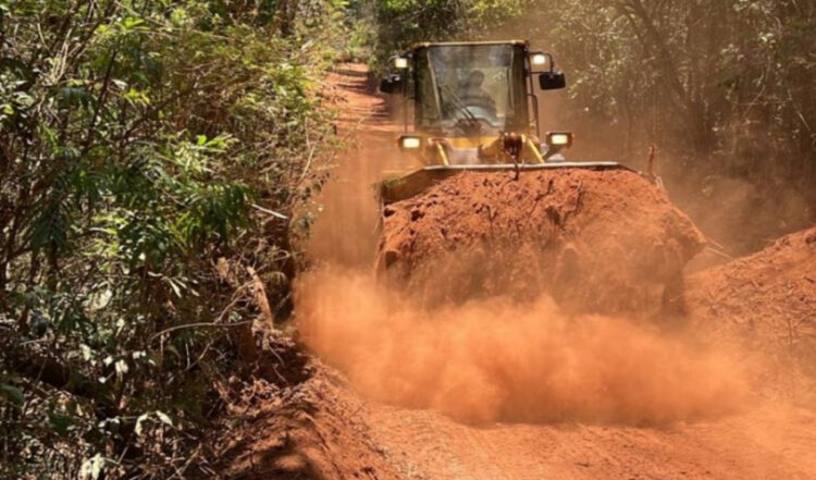 Prefeitura de Ouro Preto melhora estrada de acesso à comunidade de Mutuca