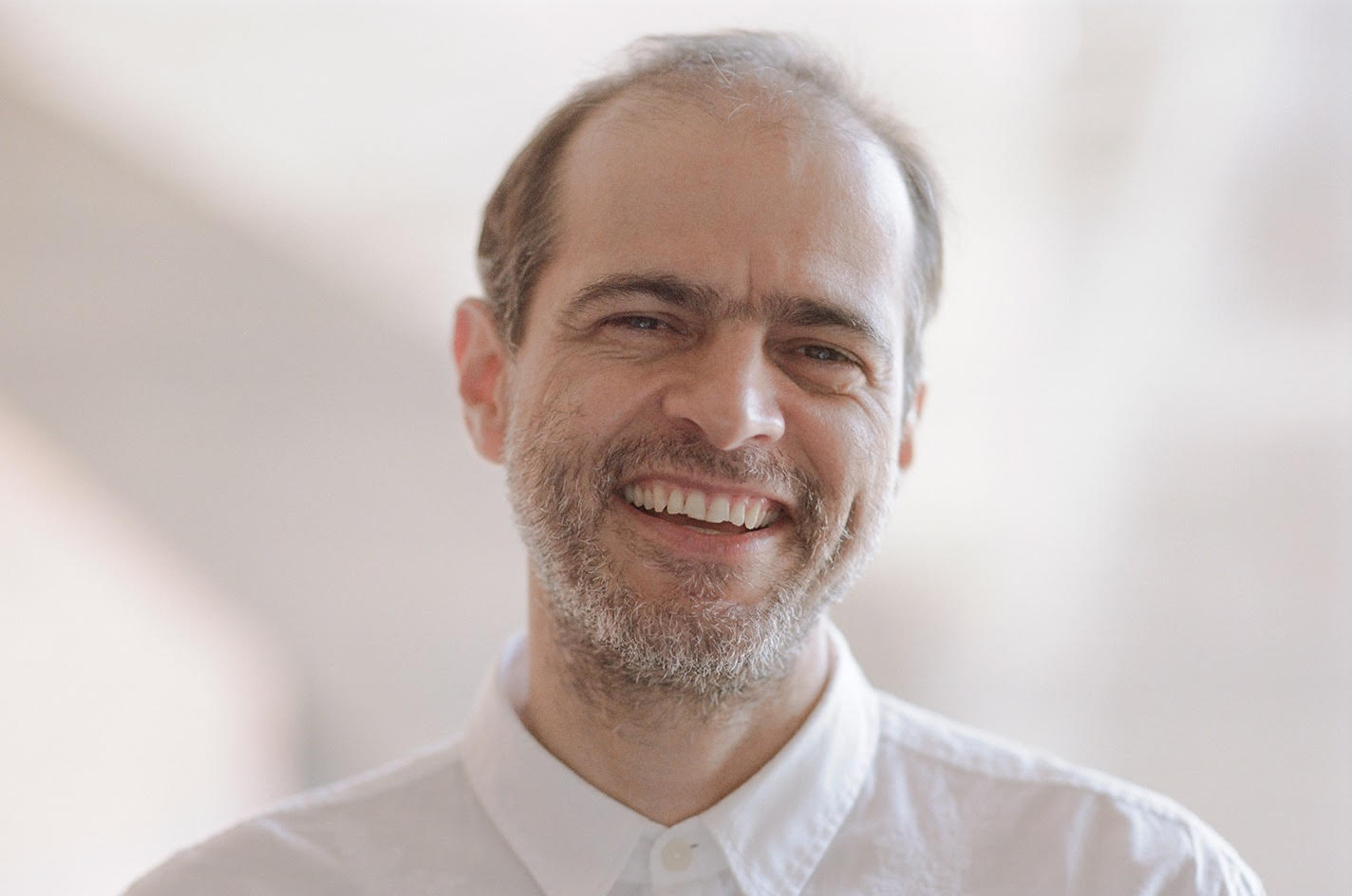 Moreno Veloso leva música e boa prosa ao interior mineiro com o Programa Sílabas e Sons