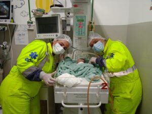 Ambulância é usada como sala de parto improvisada durante resgate na BR-040 Ambulância é usada como sala de parto improvisada durante resgate na BR-040
