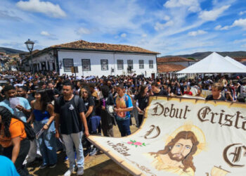 Mais de 1.300 jovens celebraram o Dia Nacional da Juventude em Mariana com missa campal e peregrinação pelo centro histórico.