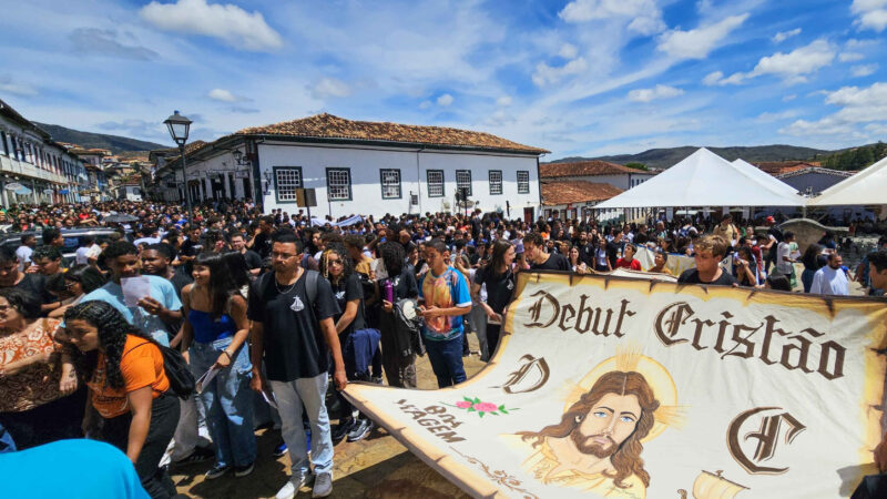 Mais de 1.300 jovens celebraram o Dia Nacional da Juventude em Mariana com missa campal e peregrinação pelo centro histórico.
