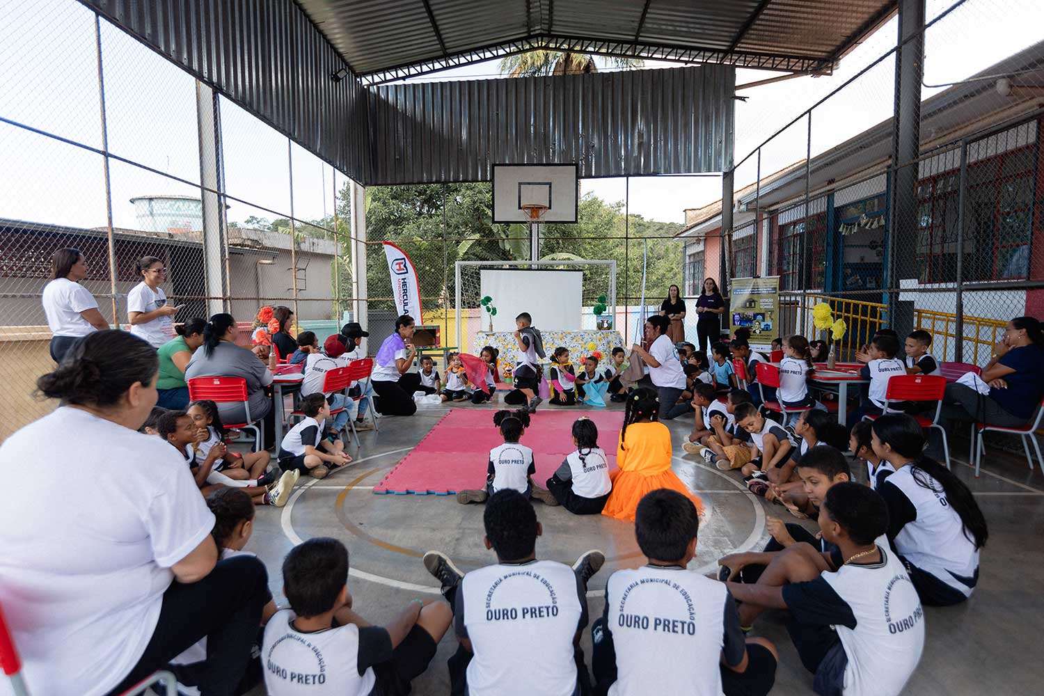 Estudantes de Ouro Preto conhecem a história da ferrovia no distrito de Engenheiro Corrêa