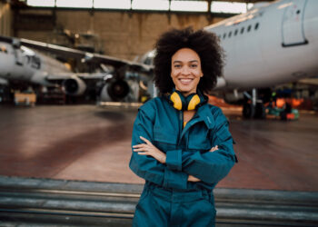 Gosta de aviação? Embraer oferece capacitação gratuita para formação de novos mecânicos; 35 vagas disponíveis com certificado da ANAC