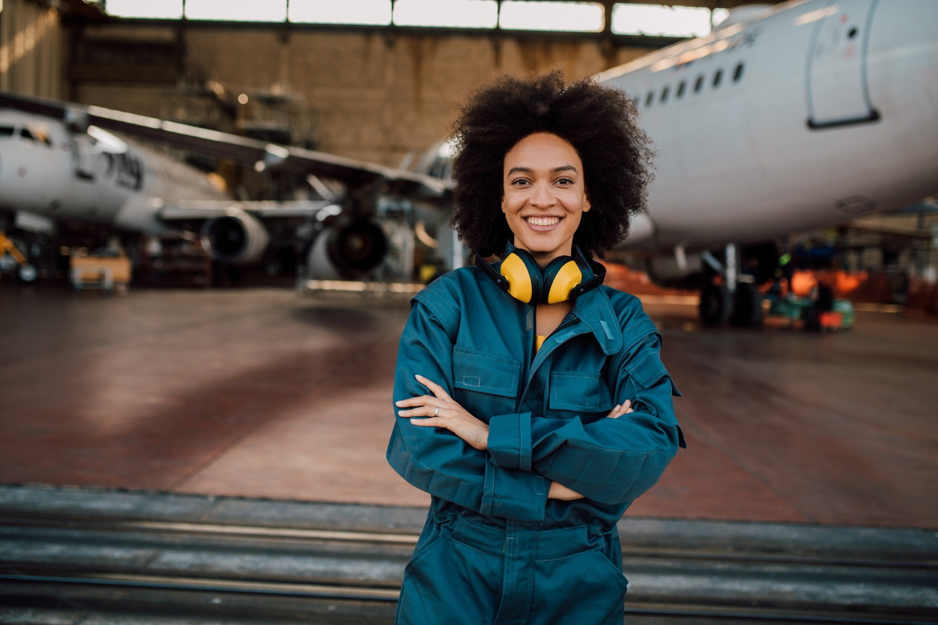 Gosta de aviação? Embraer oferece capacitação gratuita para formação de novos mecânicos; 35 vagas disponíveis com certificado da ANAC