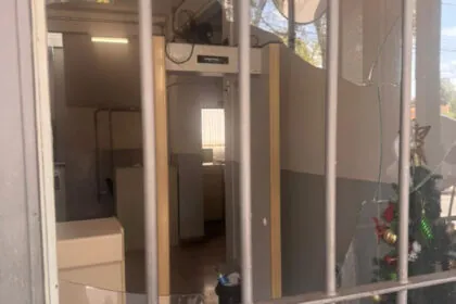 Homem é detido após quebrar vidro e tentar invadir o Fórum de Itabirito durante o feriado