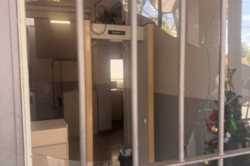 Homem é detido após quebrar vidro e tentar invadir o Fórum de Itabirito durante o feriado