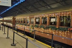 Maria Fumaça realiza viagens noturnas de Natal entre São João del-Rei e Tiradentes