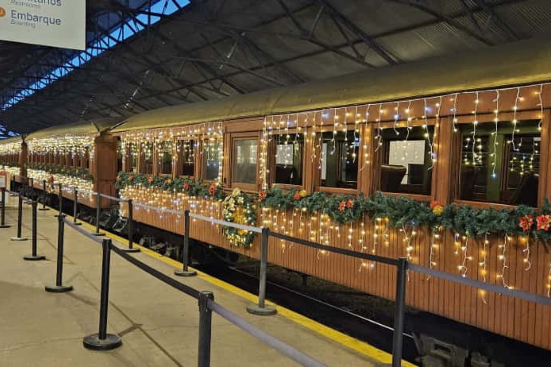 Maria Fumaça realiza viagens noturnas de Natal entre São João del-Rei e Tiradentes