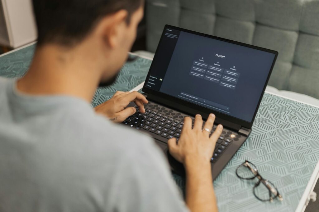 Governo oferece curso gratuito que ensina elaborar melhores comandos para IA; certificado grátis no final Governo oferece curso gratuito que ensina elaborar melhores comandos para IA; certificado grátis no final