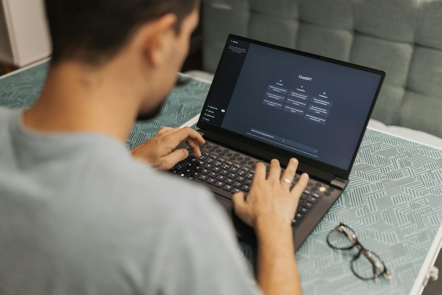 Governo oferece curso gratuito que ensina elaborar melhores comandos para IA; certificado grátis no final