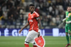 Flamengo dá “chapéu” no Cruzeiro e encaminha contratação do zagueiro Vitão, do Internacional Flamengo dá "chapéu" no Cruzeiro e encaminha contratação do zagueiro Vitão, do Internacional