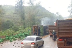 Caminhão tomba, derrama carga na BR-040 em Itabirito e trânsito fica lento por 10 km Caminhão tomba e derrama carga na BR-040 em Itabirito e trânsito fica lento por 10 km