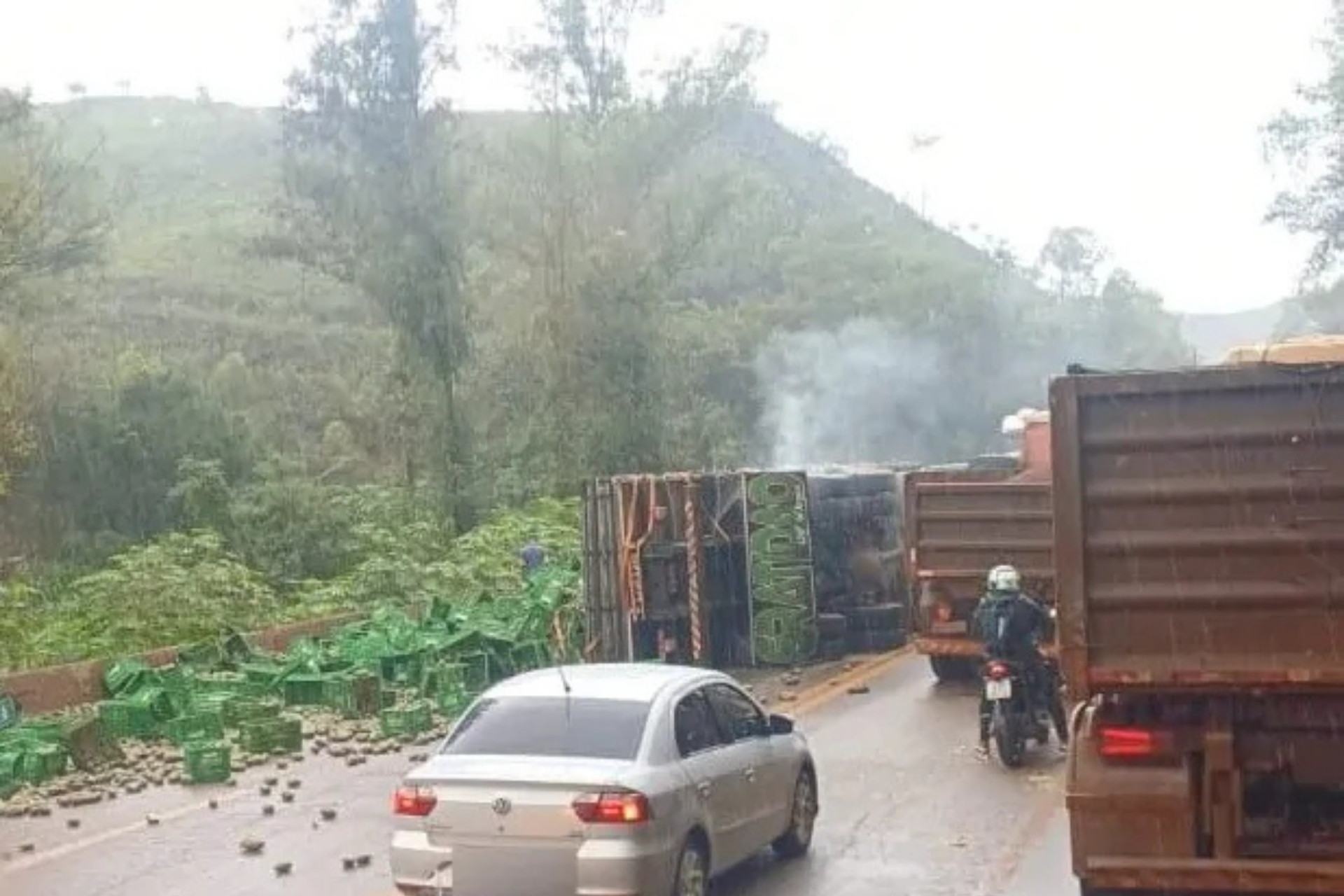 Caminhão tomba e derrama carga na BR-040 em Itabirito e trânsito fica lento por 10 km