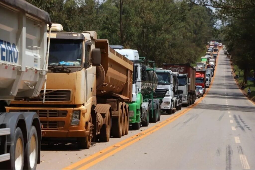 De Itabirito a Congonhas, estrada de mineração de 25 km terá uso compartilhado por mineradoras e deve tirar caminhões pesados da BR-040 e da BR-356 De Itabirito a Congonhas, estrada de mineração de 25 km terá uso compartilhado por mineradores e deve tirar caminhões pesados da BR-040 e da BR-356