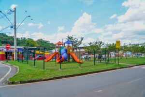 Playgrounds de Itabirito começam a receber cercamento para ampliar segurança de usuários Playgrounds de Itabirito começam a receber cercamento para ampliar segurança de usuários