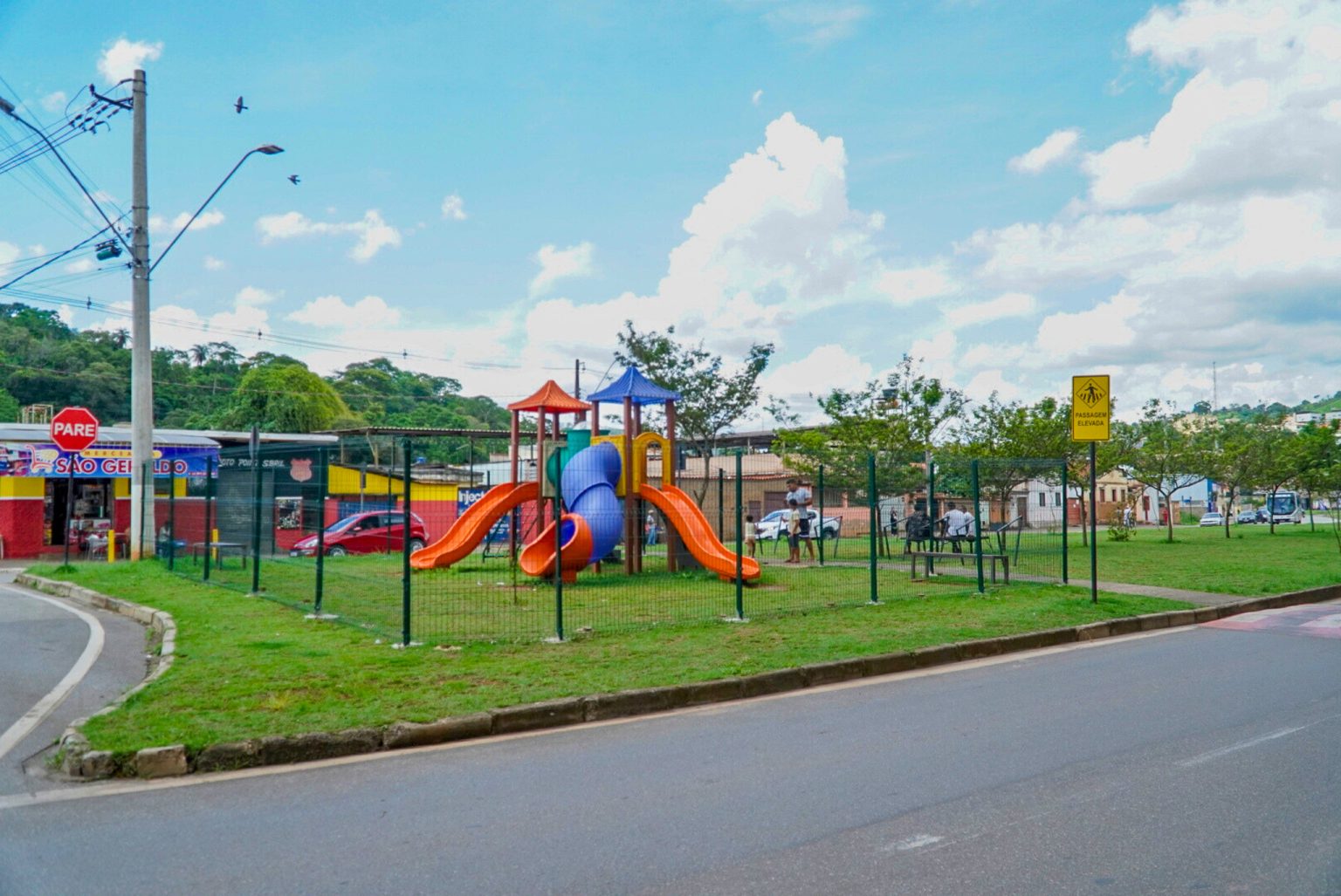 Playgrounds de Itabirito começam a receber cercamento para ampliar segurança de usuários