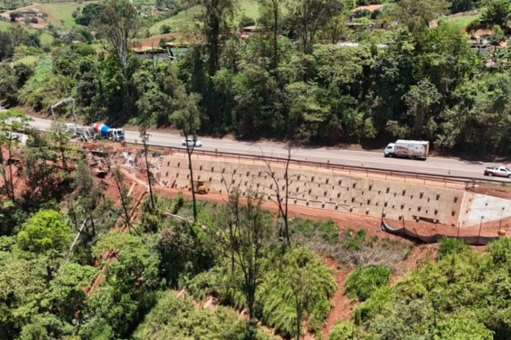 Obra de contenção avança no km 605 da BR-040 em Congonhas e vai precisar de interdição parcial nesta quarta Obra de contenção avança no km 605 da BR-040 em Congonhas e vai precisar de interdição parcial nesta quarta