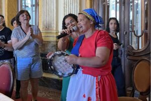 Ouro-pretana é homenageada por manter tradição das pastorinhas viva há seis décadas