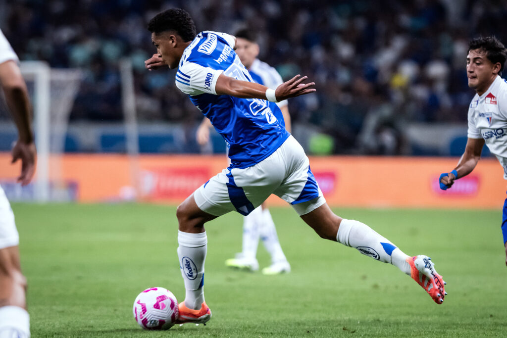 Quem é Kauã Prates? Lateral celeste virou alvo do Borussia Dortmund Quem é Kauã Prates? Lateral celeste virou alvo do Borussia Dortmund