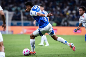 Quem é Kauã Prates? Lateral celeste virou alvo do Borussia Dortmund Quem é Kauã Prates? Lateral celeste virou alvo do Borussia Dortmund