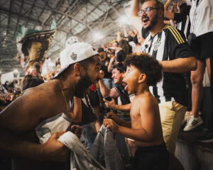 Luís Amaral, fotógrafo do Atlético, conquista o “Oscar” da fotografia esportiva com imagem de pai e filho atleticanos Luís Amaral, fotógrafo do Atlético, conquista o “Oscar” da fotografia esportiva com imagem de pai e filho atleticanos