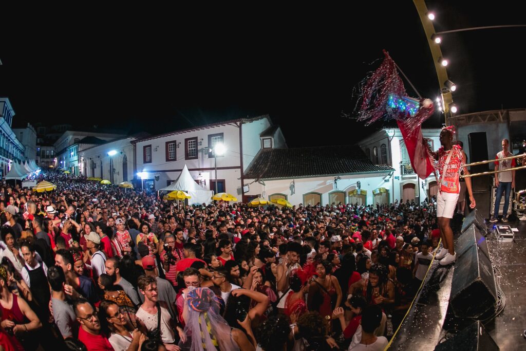 Bloco Vermelho i Branco confirma desfile e mantém tradição de abrir o Carnaval em Ouro Preto Bloco Vermelho i Branco confirma desfile e mantém tradição de abrir o Carnaval em Ouro Preto