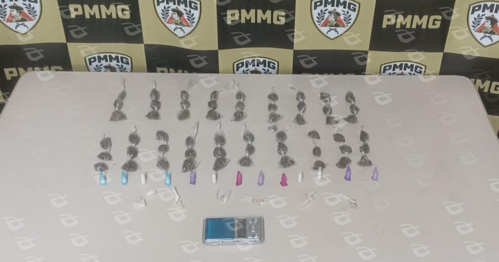 PM apreende drogas e balança em ponto conhecido do tráfico no Padre Adelmo, em Itabirito PM apreende drogas e balança em ponto conhecido do tráfico no Padre Adelmo, em Itabirito
