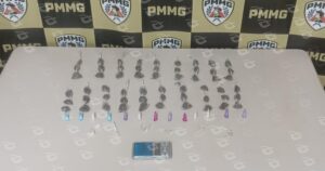PM apreende drogas e balança em ponto conhecido do tráfico no Padre Adelmo, em Itabirito