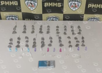 PM apreende drogas e balança em ponto conhecido do tráfico no Padre Adelmo, em Itabirito