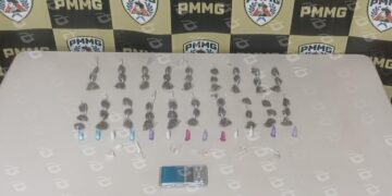 PM apreende drogas e balança em ponto conhecido do tráfico no Padre Adelmo, em Itabirito