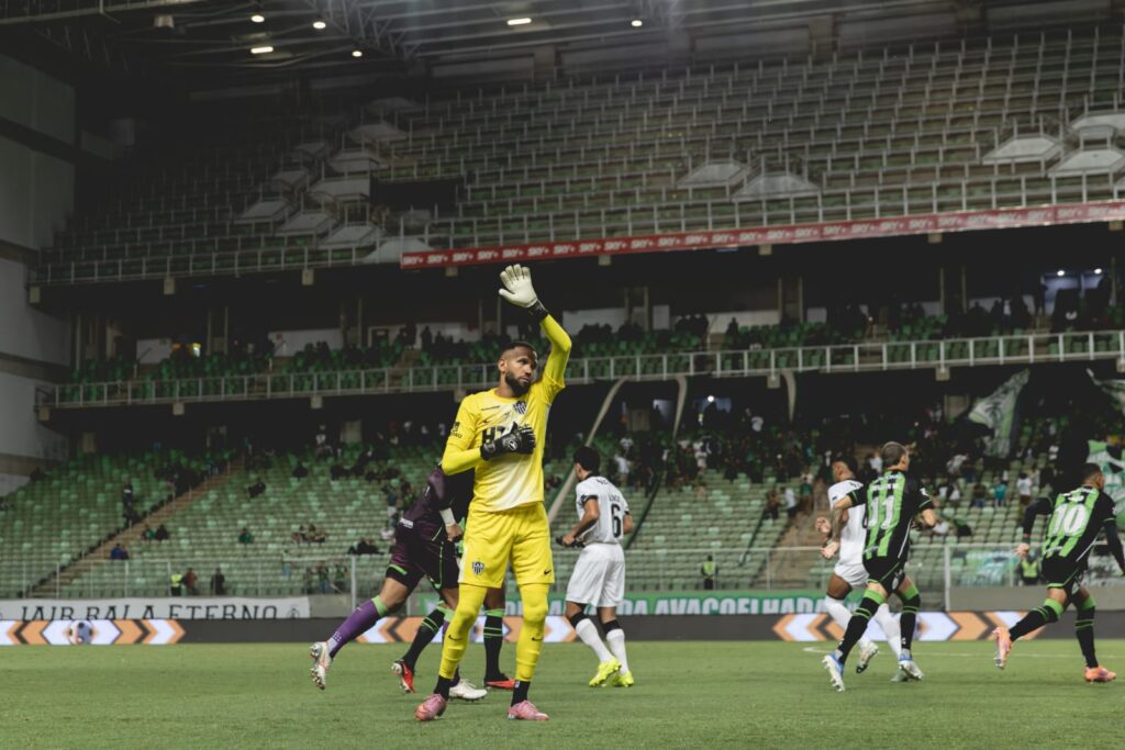 Éverson celebra 350 jogos pelo Atlético, mas prega urgência por vitória no clássico: “Precisamos dos três pontos” Éverson celebra 350 jogos pelo Atlético, mas prega urgência por vitória no clássico: "Precisamos dos três pontos"