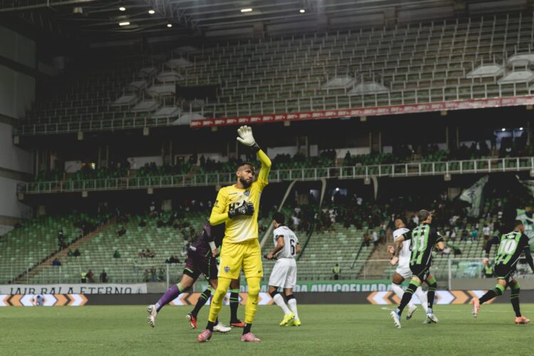 Éverson celebra 350 jogos pelo Atlético, mas prega urgência por vitória no clássico: "Precisamos dos três pontos"