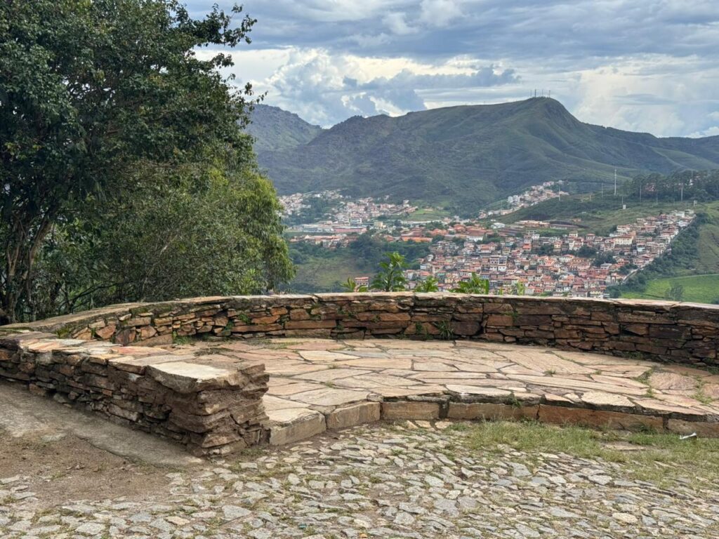 Mirante do Morro São Sebastião é restaurado em Ouro Preto após vandalismo